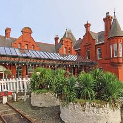 Douglas, Hauptbahnhof. Der Bus brachte uns zurück zum Tender.
