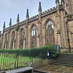 Diese Kirche brannte im 2. Weltkrieg aus und blieb als Mahnmal erhalten.