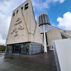 Auch erstaunlich: Dieses UFO-artige Gebäude ist die größte katholische Kirche in ganz GB.