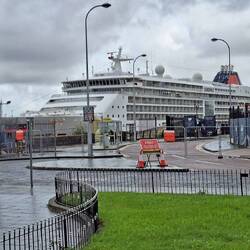 Kaum runter vom Schiff, beginnt schon die Stadt.