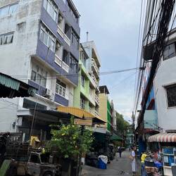 Unser Haus mit dem ausgebrannten Auto