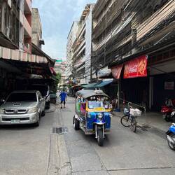 Stromleitungen mit Tuk-Tuk