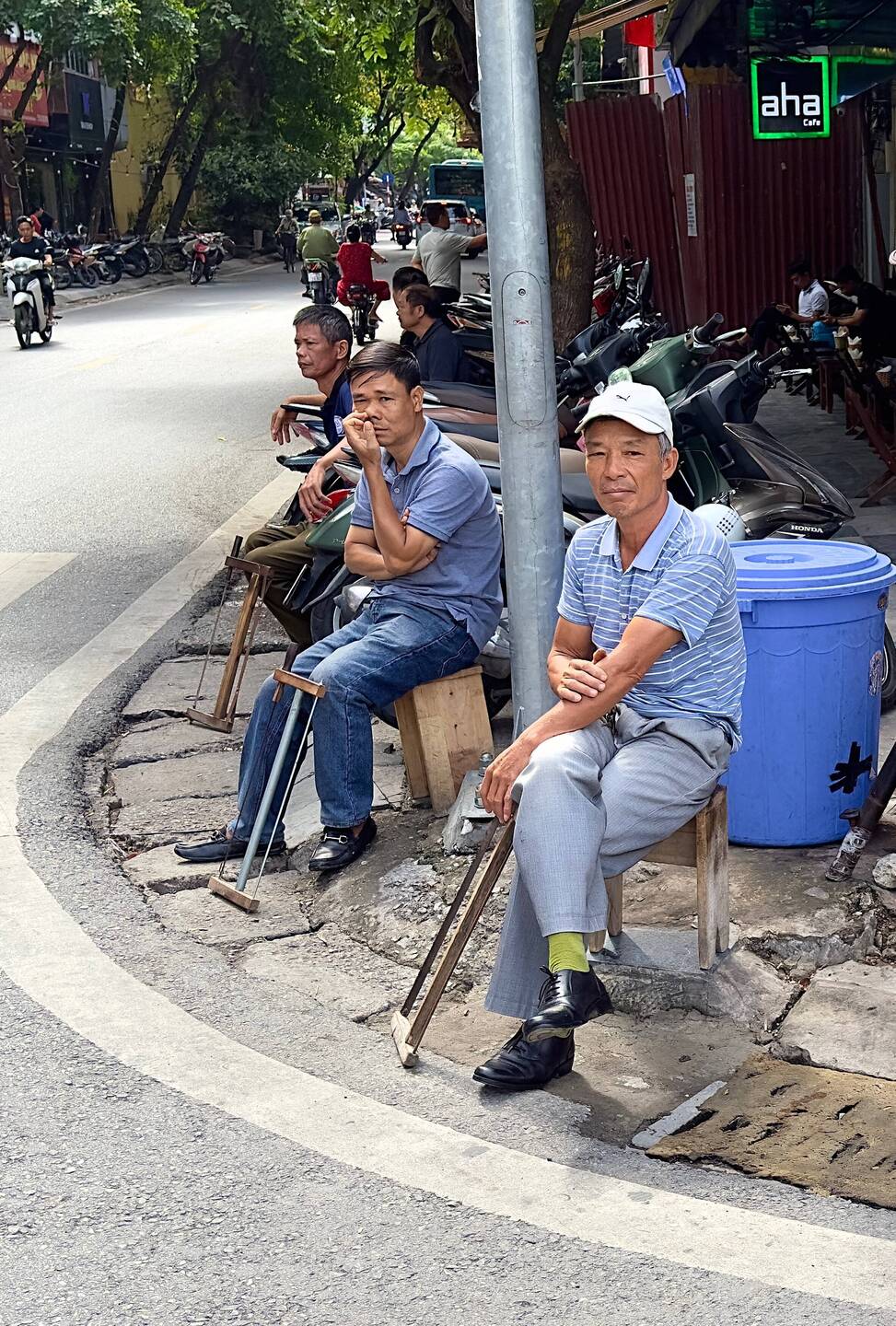Unglaublich, mehrere Herren mit den genau gleichen Sägen warten auf Kunden, die was abzusägen haben