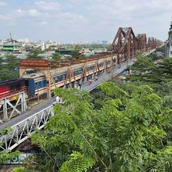 Mit vorbeifahrenden Eisenbahn