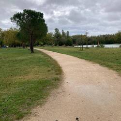 Schöne Parkanlage am See