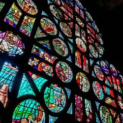 Die Kathedrale hat wunderschöne bunte Fenster 🤩