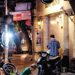 Er sitzt immer an dieser Ecke und repariert oder pumpt Reifen