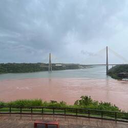 Der rotbraune Rio Igzazú fliesst in den Rio Paraná