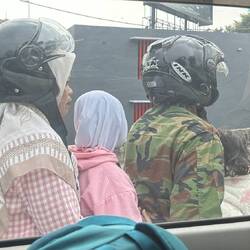 Family (4) auf'm Scooter