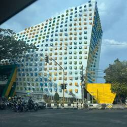 90 min Bandung Stadtrunfdfahrt. Auch einiges an armen Leuten hier.