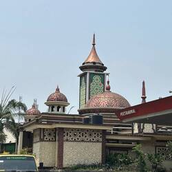 Moscheen everywhere (hier neben Tankstelle). 70% Muslime