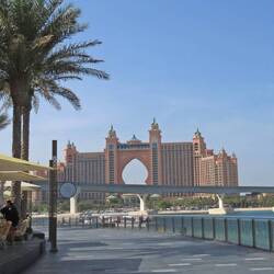 Eine Monorail-Bahn führt hinüber zur "Palm"