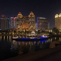 Doha bei Nacht, von einem feinen Restaurant in der West Bay aus betrachtet