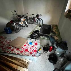 Mein Schlafplatz neben den Motorrädern von der Polizei.