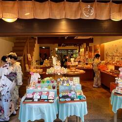 Überall wird Kimono getragen in Gion dem Geishaviertel