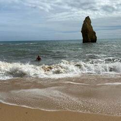 ... lädt zum Baden und Spielen mit den Wellen ein!