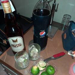 Traditionsabsacker: KrungThong-Cola mit Limone auf Eis