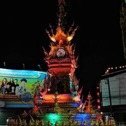 Chiang Rai Clocktower. Wurde vom gleichen Künstler des weißen Tempels erbaut.