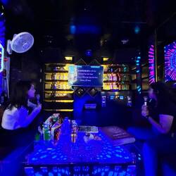 Full squad karaoke 🎤