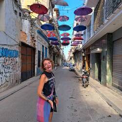 Straßenkunst. Und Regenschirme dahinter 😄