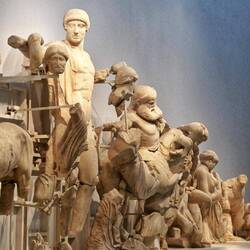 Die Marmorstatuen erzählen alte Legenden.