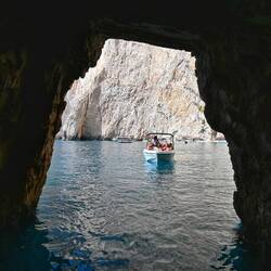 Es gibt viele Höhlen, die per Boot zugänglich sind.
