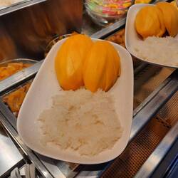 Traditionelle Thai-Leckerei: Klebreis mit frischer Mango