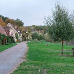 Landsbyen ligger tæt ved floden Allier