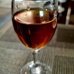 Schöne Farbe, gut im Geschmack - der Medronho aus Früchten des Erdbeerbaumes!