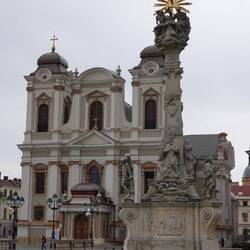 Stânta Treime Statue