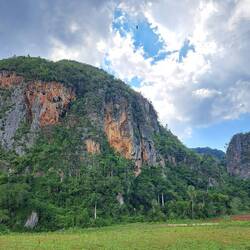 Der wunderschöne Berg mit der Höhle