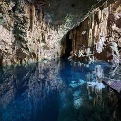 Die Höhle in stiller Idylle.