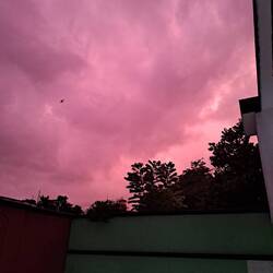 Surrealer Sonnenuntergang vor baldigen Gewitter.
