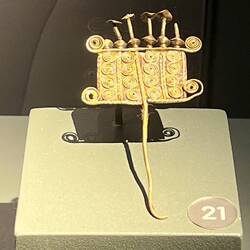 Impressive gold hairpin!