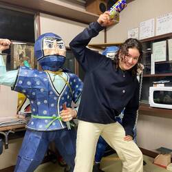 Unsere Unterkunft ist nicht so der Brüller aber der Vermieter ist großer Ninja Fan