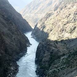 Der Indus hat sich hier tief in die Landschaft gegraben.