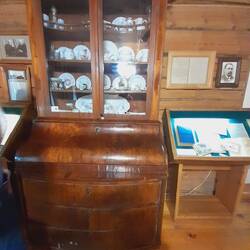 Горка-секретер Варвары Дмитриевны, сосланная сюда, чтобы избежать ревности второй жены