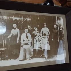 Семья и пустой стул для отца