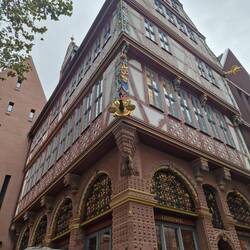 Haus + goldene Waage