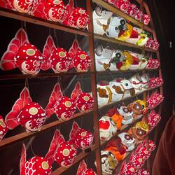 Die Kinder tragen kleine Fischlaternen durch die Stadt