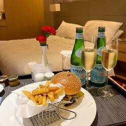 Erstmal Zimmerservice bestellen 🥂