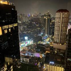 Aussicht von unserem Zimmer bei Nacht 🌃