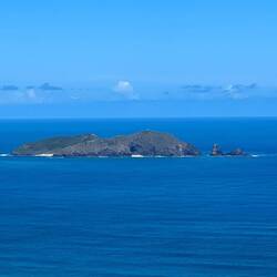Einzig die Insle gseht Cape Reinga gsehtme no im Meer-süsch wit u breit nüt.