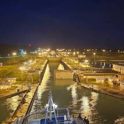 Verlassen der letzten Schleuse bei Nacht, wir haben die Gewässer des Atlantiks erreicht
