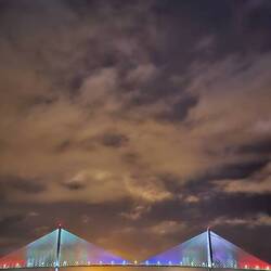 Zum Abschluss die Brücke des Atlantiks beleuchtet in den Farben Panamas