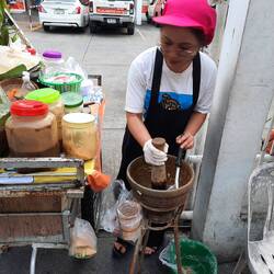 Vor dem nahen Postamt gibt es frisch zubereiteten Som Tam, den Papayasalat