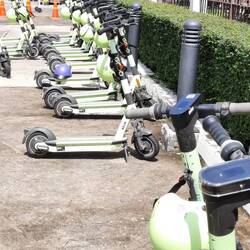 3-Scooterparade samt Schutzhelmen vor dem Studentenwohnheim