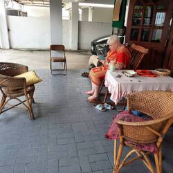 Vormittags auf dem Freisitz vor der Haustür