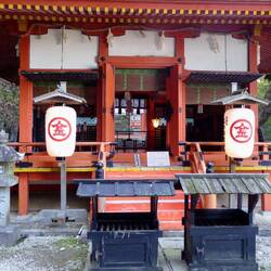 Der Oku-sha, der Innere Schrein, am Ende aller Stufen.