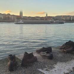 'Floatings', memorial for those shot into the Danube